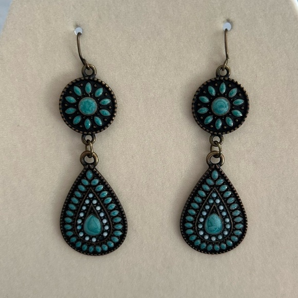 Jewelry - Turquoise colored dangle earrings. Great condition.
